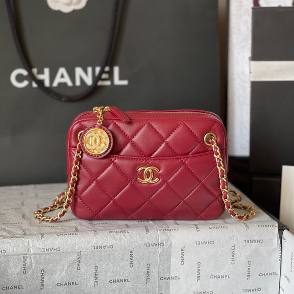 CAMERA BAG 18 IN RED QUILTED LAMBSKIN DOUBLE C GOLD COIN