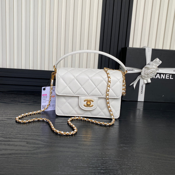 RETRO STYLE FLAP BAG 19 IN WHITE GRAINED CALFSKIN GOLD HARDWARE